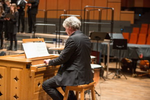 Kirchenmusikdirektor Arno Hartmann an der Orgel des Audimax